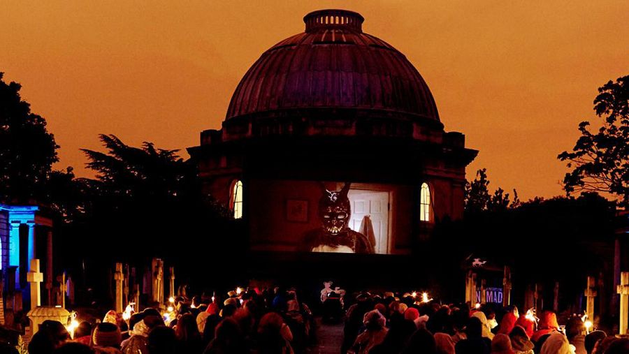 Imagen de la proyección de una película en el Cementerio Brompton (Londres)