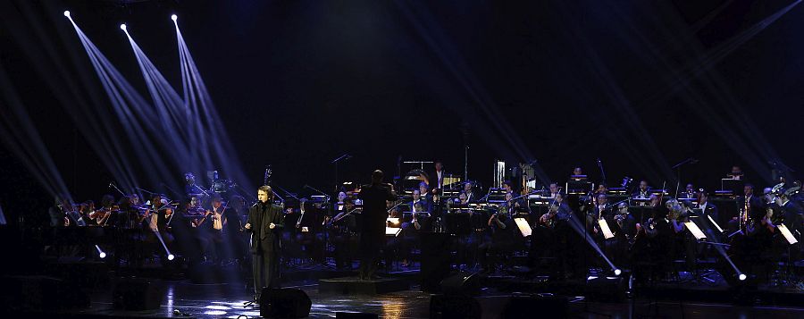 Raphael durante el concierto en el Teatro Real de Madrid, en el inicio de su nueva gira 