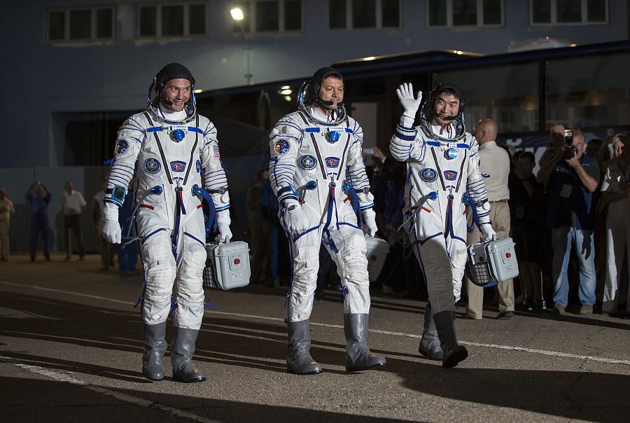 El astronauta de la NASA Kjell Lindgren, el japonés Kimiya Yui y el ruso Oleg Kononenko,  integrantes del grupo principal de la expedición 44/45 a la Estación Espacial Internacional.
