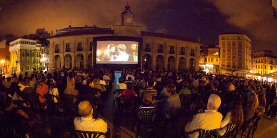 El 'Cine en la calle' es una de las actividades más populares del 'Celsius 232'