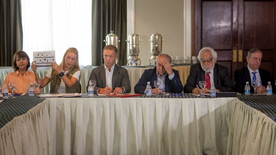 Mitzi Capriles, esposa del alcalde mayor de Caracas, Antonio Ledezma; Lilian Tintori, esposa del dirigente opositor Leopoldo López, y los senadores españoles Ander Gil, Dionisio García Carnero, Josep Maldonado e Iñaki Anasagasti