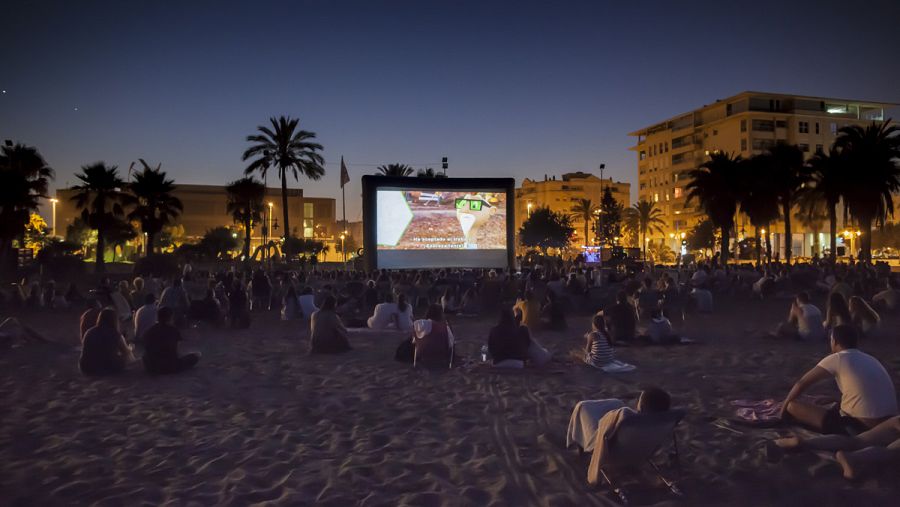 Imagen de la proyección de una película en la playa de 'La Misericordia' de Málaga