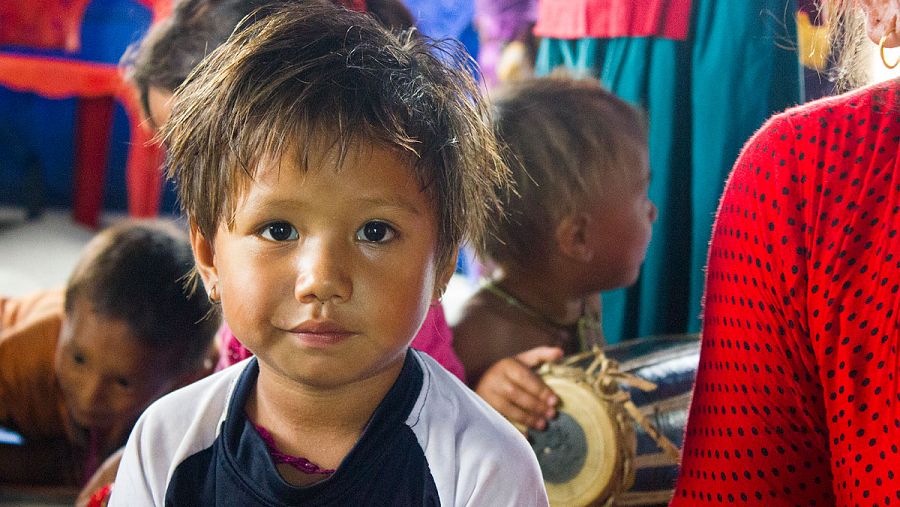 Una niña de tres años afectada por el terremoto de Nepal
