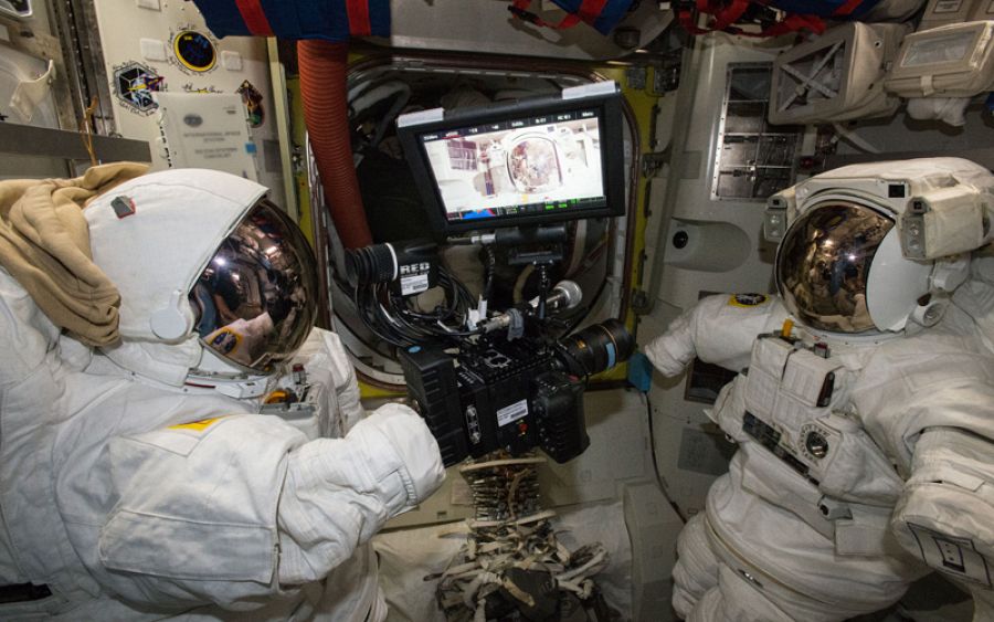 Astronautas grabando imágenes en el interior de la Estación Espacial con la cámara 'Red Epic Dragon'