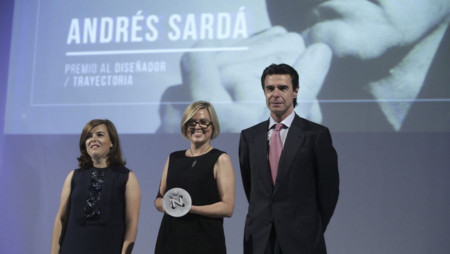 Nuria Sardá, hija del diseñador Andrés Sardá, junto con el ministro José Manuel Soria y la vicepresidenta Soraya Sáez de Santamaría