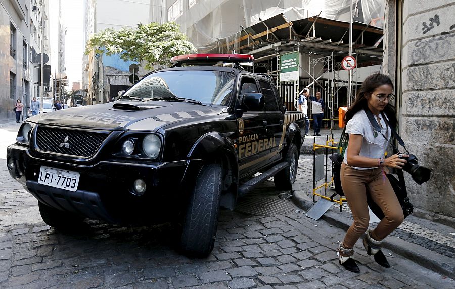 La Policía Federal brasileña abandona la sede de Electronuclear en Río de Janeiro tras su registro.