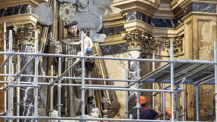 Imagen de las obras de restauración del retablo mayor de la Iglesia de San Antonio de los Alemanes