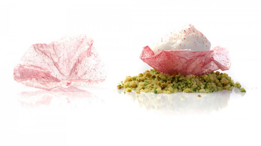 Flor de hibiscus con pisco sour sobre crumble de pistachos