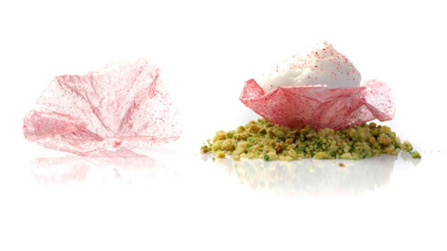 Flor de hibiscus con pisco sour sobre crumble de pistachos