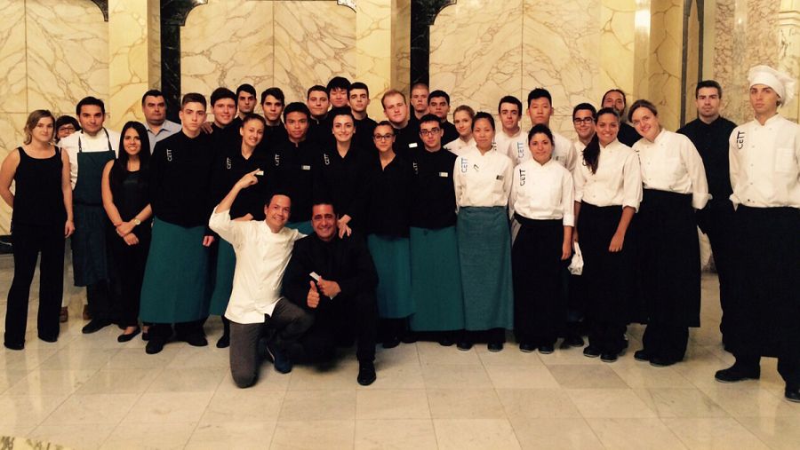 Javier y Sergio junto al equipo a cargo del restaurante del Festival de música de Pedralbes, en Barcelona