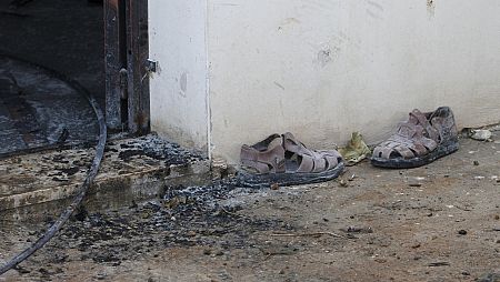 Unas sandalias en el exterior de la casa de una familia palestina atacada cerca de Naplusa.
