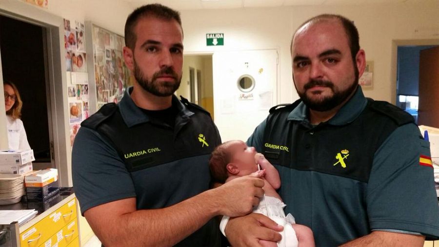 Rescatado por la policía el bebé abandonado en un contenedor