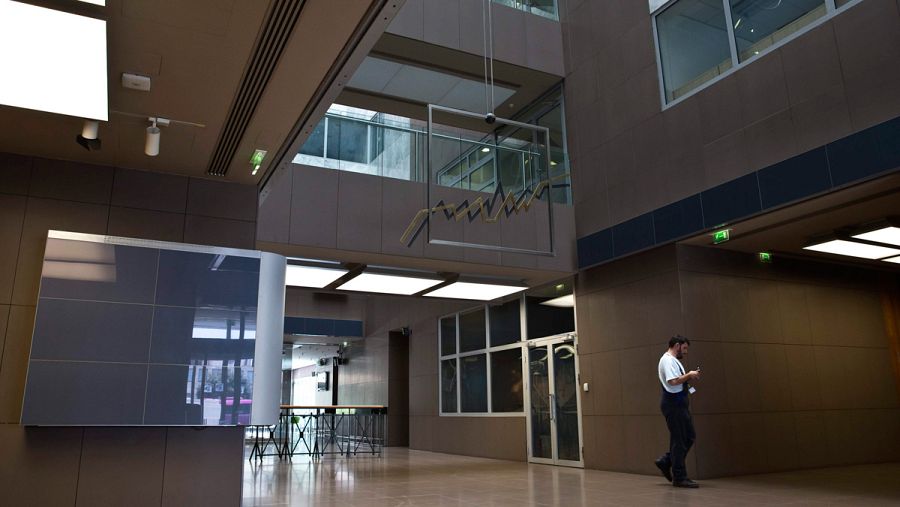 Un empleado de mantenimiento en la Bolsa de Atenas