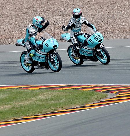 Kent y Efrén Vázquez se saludan tras la carrera en Sachsenring