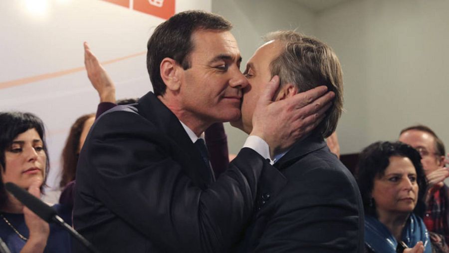 El exsecretario general del PSM, Tomás Gómez, saluda al entonces candidato del partido a la Alcaldía de Madrid, Antonio Miguel Carmona, tras su destitución como líder de los socialistas madrileños.