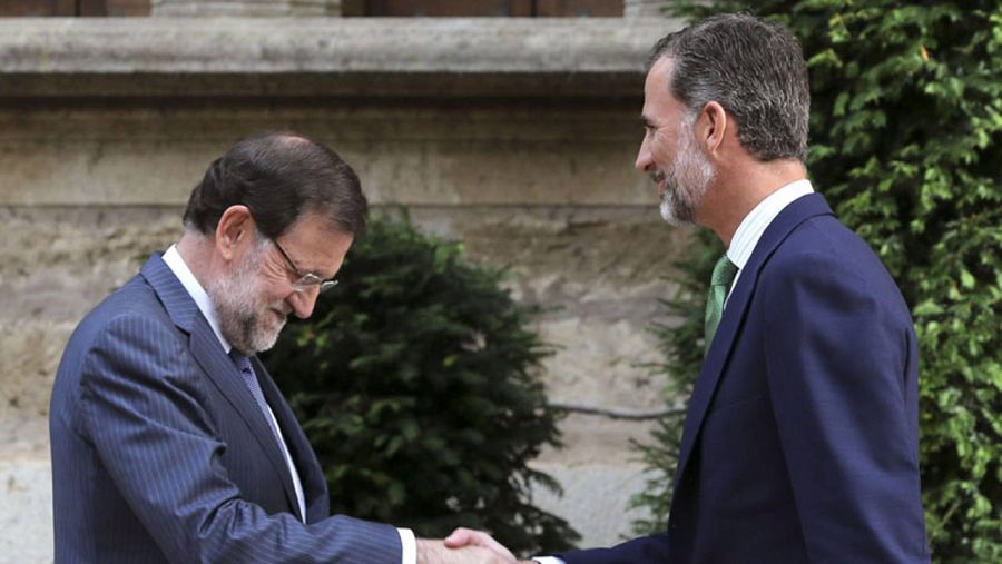 El rey Felipe VI recibe al presidente del Gobierno, Mariano Rajoy, a su llegada al Palacio de Marivent.