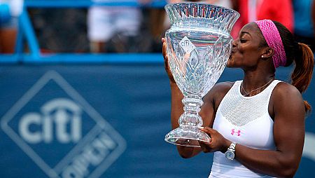 La estadounidense Sloane Stephens celebra el título logrado en Washington.