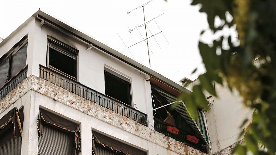 Imagen de la fachada del edificio donde falleció en un incendio la mujer del edil de Serra que apareció ahorcado