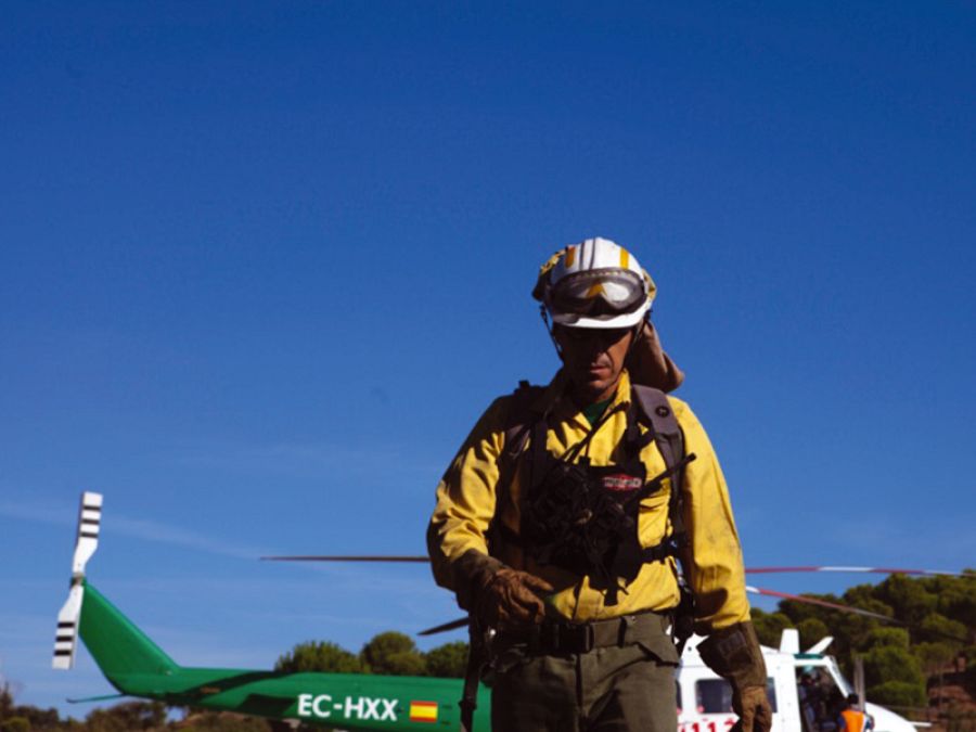 Gustavo, de 41 años, es el líder de una brigada de 11 especialistas en la lucha contra el fuego