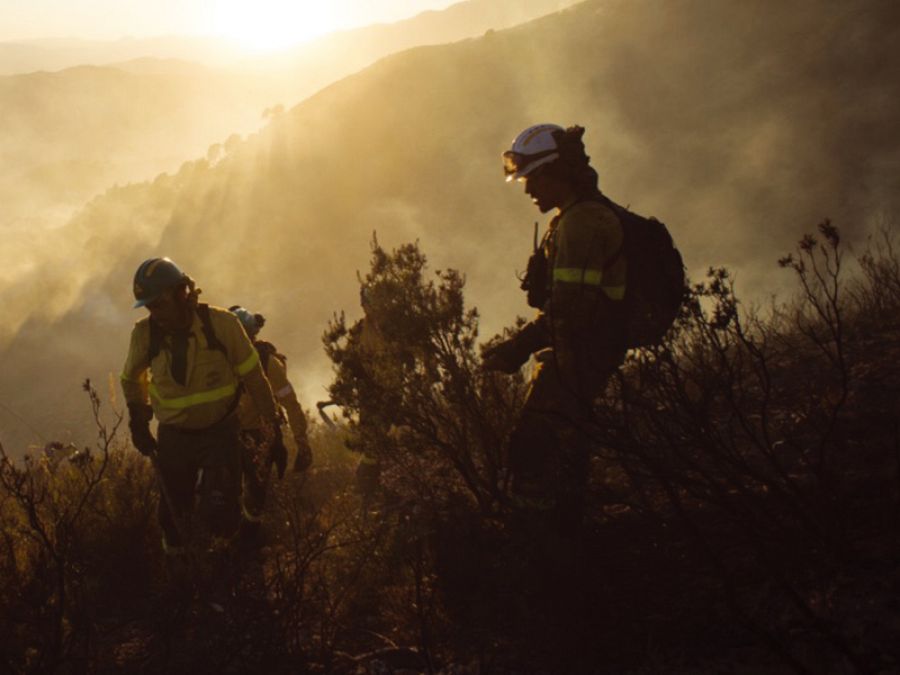 Miembros de la BRICA trabajando en la extición de un incendio