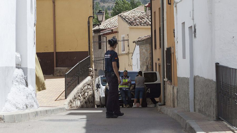 La Policía registra la casa familiar del exnovio de una de las desaparecidas en Palomera.