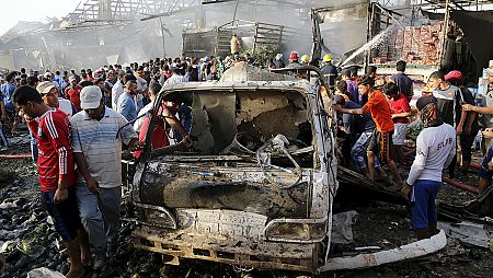 Lugar de la explosión de un camión bomba en un mercado de Sadr City, Bagdad, Irak