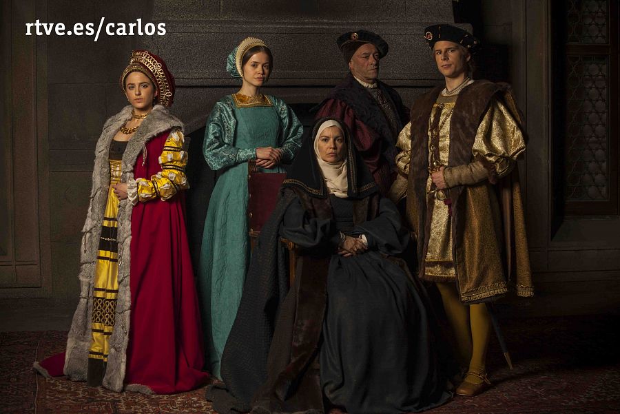 En la foto posan de izquierda a derecha: Marina Salas (interpreta a Leonor de Austria), Melida Molina (infanta Catalina), Laia Marull (sentada, Juana la Loca), Helio Pedregal (Señor de Chievres) y Álvaro Cervantes (Carlos de Habsburgo).