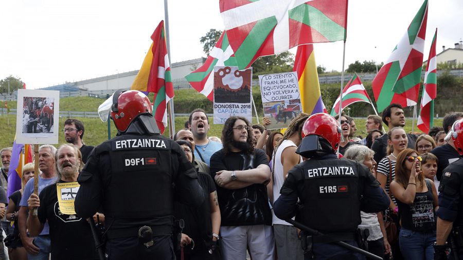 Concentración de la Asociación Republicana de San Sebastián contra la asistencia del rey Juan Carlos a la corrida de toros, a la que se ha adherido EH Bildu