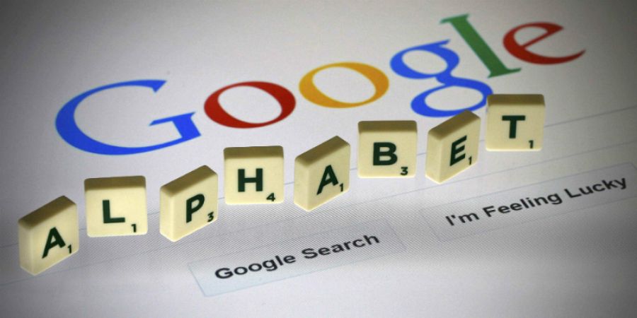 El nombre del nuevo conglomerado Alphabet, sobre la imagen del buscador de Google.