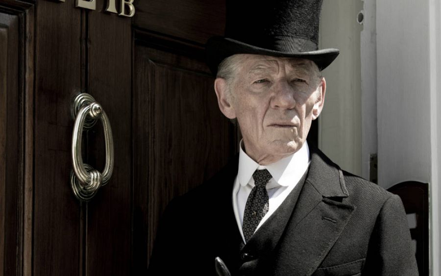 Holmes en la puerta del 221 B de Baker Street