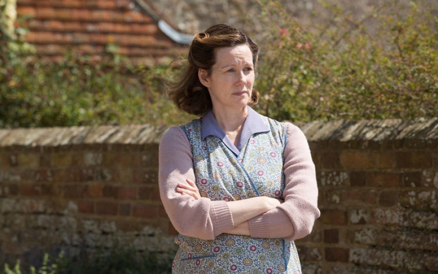 Laura Linney interpreta al ama de llaves de Sherlock Holmes