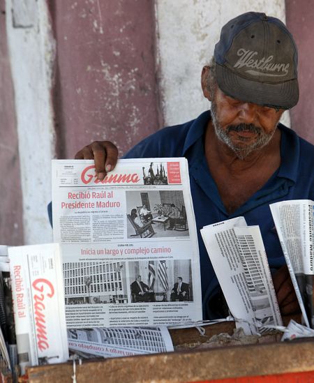 Un hombre organiza varias ediciones del periódico oficial Granma en La Habana (Cuba).