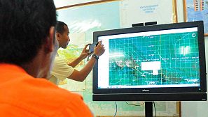 Personal de los servicios de búsqueda y rescate indonesios intentan localizar el avión estrellado en Papúa.