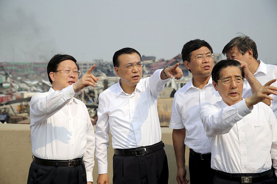 El primer ministro chino, Li Keqiang, visita el lugar de las explosiones en el puerto de Tianjin.