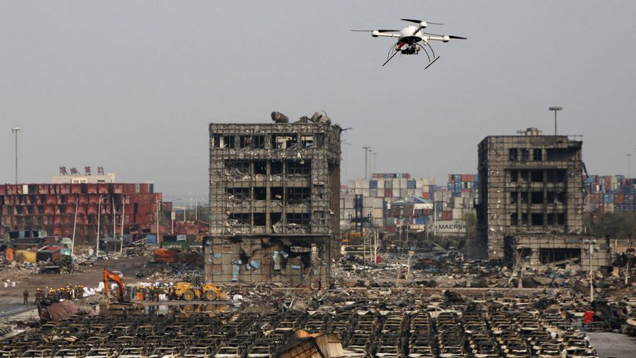 Un dron de la Policía china sobrevuela el barrio de Binhai, cercano al puerto de la ciudad china de Tianjin donde se produjeron dos grandes explosiones el pasado día 13