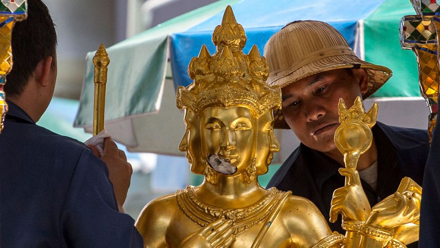 Una estatua dañada por el atentado de este lunes en un santuario de Bangkok.