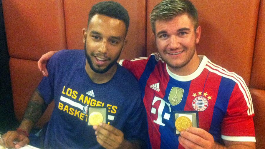 Alek Skarlatos (d) y su amigo Anthony Sadler, condecorados por reducir al terrorista