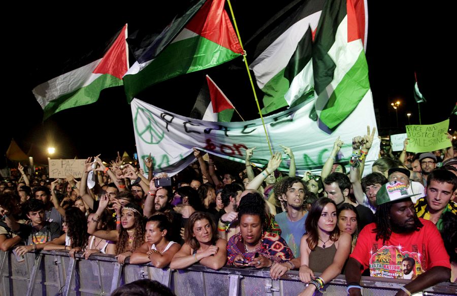 Banderas palestinas ondean durante el concierto de Matisyahu en el Rototom Sunsplash, en Benicassim