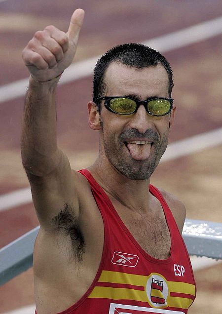 Jesús Ángel García Bragado celebra su plata en 50 km en Gotemburgo 2006