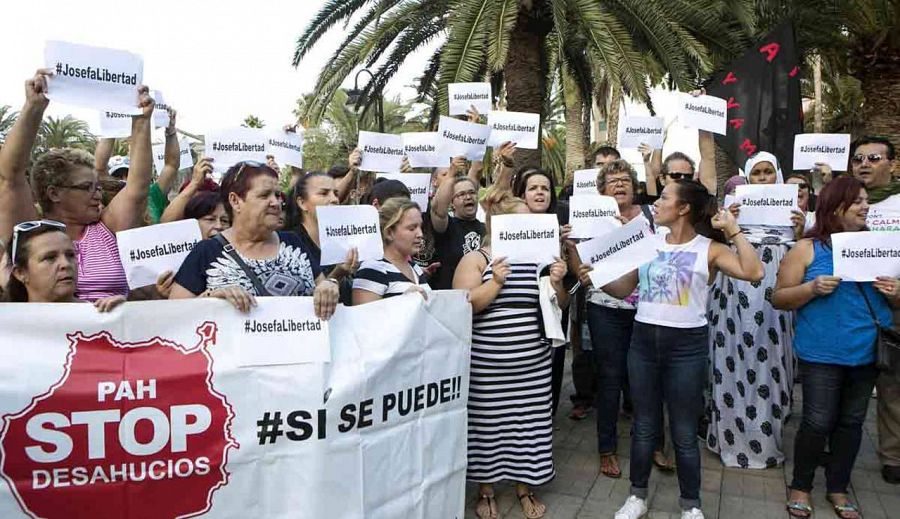 Concentración convocada por la Plataforma de Afectados por la Hipoteca (PAH), frente a la Delegación del Gobierno en Las Palmas de Gran Canaria, para pedir el indulto de Joséfa Hernandez