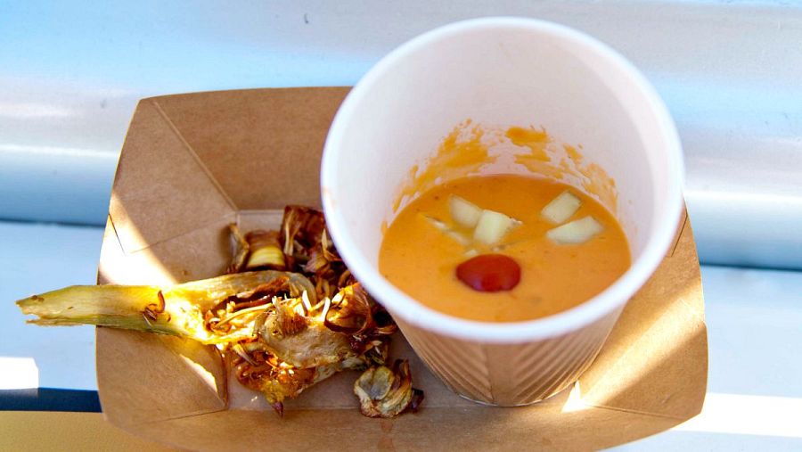 Gazpacho con guarnición y alcachofas fritas