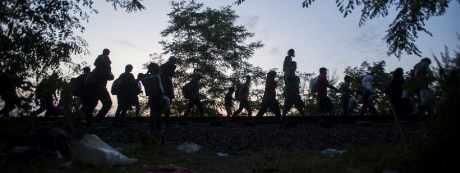 Migrantes tras cruzar la frontera entre Hungría y Serbia cerca de Roszke (Hungría)