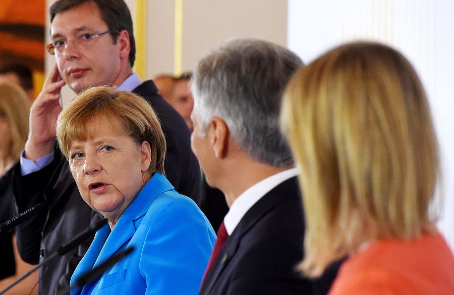 El primer ministro serbio, Aleksandar Vucic, la canciller alemana, Angela Merkel , su homólogo austríaco Werner Faymann y la jefa de la diplomacia de la UE, Federica Mogherini, en la rueda de presa posterior a la cumbre regional migratoria en Viena.