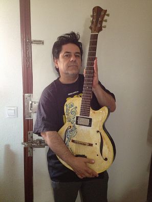 El músico Luis Martín posa con su guitarra de cerámica