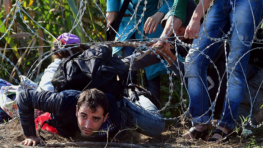 Refugiados rompen y cruzan la frontera entre Hungría y Serbia