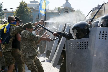 Manifestantes contrarios a la reforma constitucional se enfrentan a la policía frente al Parlamento en Kiev.