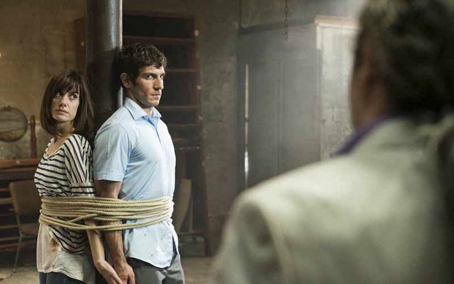 Adolfo (Quim Gutíerrez) y Katia (Alexandra Jiménez) caen en las garras del malvado Vázquez