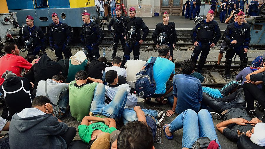 Policías antidisturbios en la estación de Keleti, en Budapest, frente a refugiados que esperan para tomar un tren a Alemania