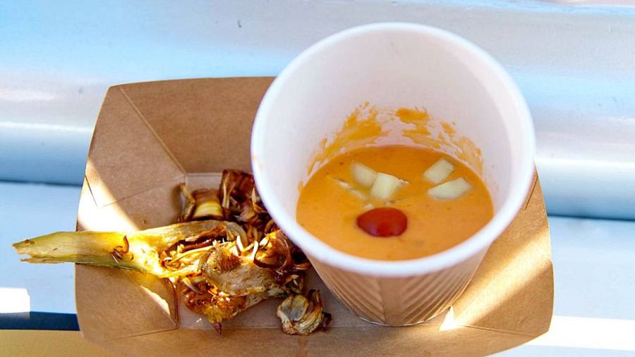 Gazpacho con guarnición y alcachofas fritas, Los Maldonado, en Nerja