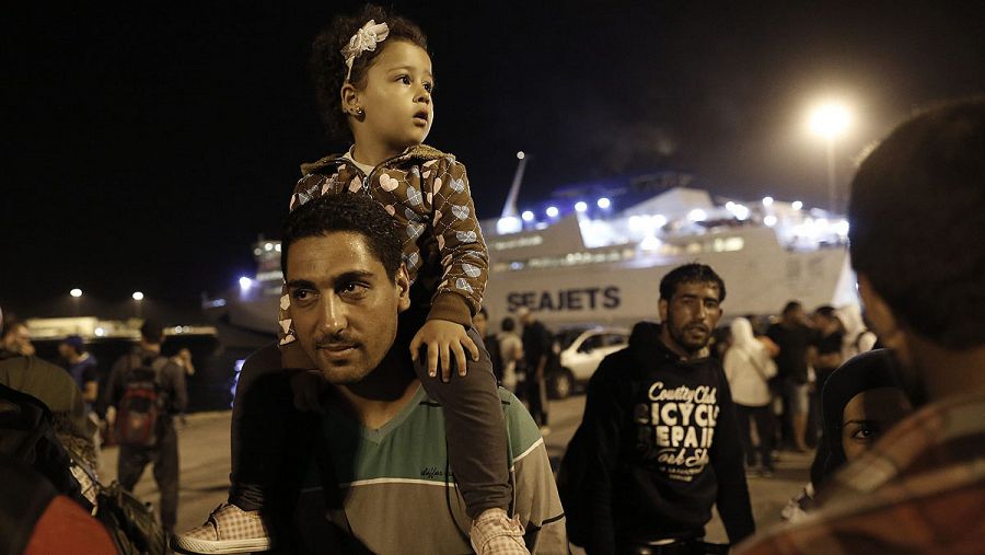 Refugiados sirios en el puerto del Pireo, en Atenas